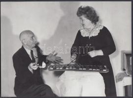 cca 1950-1960 Tersánszky Jenő és Koncz Mária muzsikál, 18x13 cm