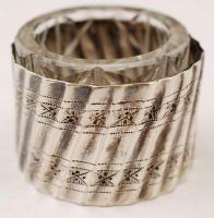 Ezüst(Ag) fűszertartó ezüst (Ag) kanalakkal, jelzett, üveg betétekkel, egyik sérült, 50,7 g