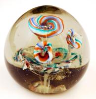 Üveg levélnehezék, belsejében színes üvegvirágokkal, m: 8 cm, d: 8 cm