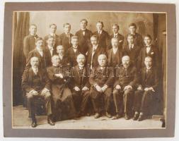 1912 a Tatai Piarista Főgimnázium végzős osztálya, hátulján feliratozva, 27×20,5 cm