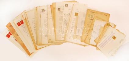88 db különféle hivatalos okmány: orvosi igazolás, tanoncszerződés, hatósági erkölcsi bizonyítvány, stb., több darab okmánybélyegekkel