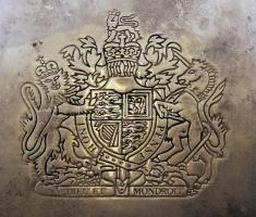 Ékszeres doboz Nagy Britannia címerével, "Dieu et mon droit" felirattal, fém, 15×13 cm