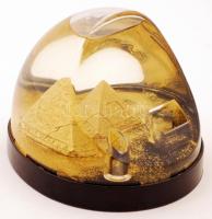 Szokatlan hógömb-ceruzatartó, belsejében piramissal, m: 9 cm, d: 11 cm