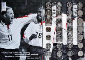 Nagy-Britannia 2004. "Hivatalos angol csapat emlékérem gyűjtemény" 28db fém emlékérem + album tájékoztatókkal T:1,1- Great Britain 2004. "Official England squad medal collection" 28pcs of metal medals + album with information C:UNC,AU