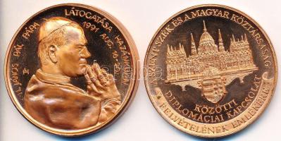 2db klf emlékérem: Horváth László 1991. "MÉE / II. János Pál pápa látogatása hazánkban" aranyozott emlékérem (42,5mm) + Bozó Gyula (1913-2004) 1999. "A Szent Szék és a Magyar Köztársaság közötti diplomáciai kapcsolat felvételének emlékére" emlékérem (42,5mm) T:PP