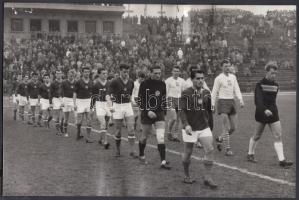 cca 1950-1960 Az Aranycsapat mérkőzés előtt, kép felülete sérült, 18x12 cm