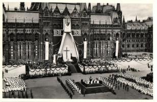 1938 Budapest V. Szent István Jubileumi Év, a parlament előtt