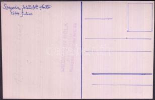 1944 A szegedi gettó falának részlete, hátulján feliratozva, 13,5×8,5 cm