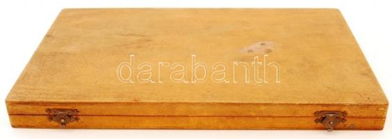 Az Általános Épülettervező Iroda régi fa doboza, benne 13 doboz csehszlovák ceruzabetéttel(nem teljes dobozok)