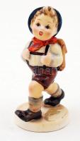Hummel kiránduló kisfiú, kézzel festett kerámia figura, restaurált, jelzett, m: 11 cm / Hummel ceramic figure with fault, 11 cm
