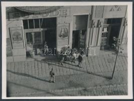 cca 1930 Kinszki Imre (1901-1945): Késő délután az üzlet előtt, jelzés nélküli, vintage fotó a szerző hagyatékából, 6x8 cm