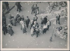 cca 1935 Kinszki Imre (1901-1945): Vasárnap délután, pecséttel jelzett vintage fotóművészeti alkotás, 13x18 cm