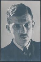 cca 1937 Kinszki Imre (1901-1945) önarcképe, jelzetlen vintage fotó a szerző hagyatékából, 18x12 cm