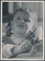cca 1936 Kinszki Imre (1901-1945): Juditka két és fél éves, pecséttel jelzett vintage fotó, 16x12 cm
