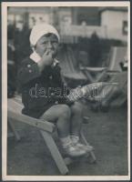 cca 1930 Kinszki Imre (1901-1945): Gáborka két és fél éves, sütivel és Lehel kürtjével, aláírt vintage fotó, 18x13 cm