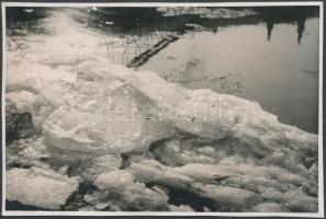 cca 1930 Kinszki Imre (1901-1945): Jégtáblák az Erzsébet híd alatt, pecséttel jelzett vintage fotóművészeti alkotás, 11x16 cm
