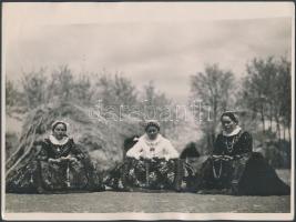 cca 1930 Kerny István (1879-1963): Kalocsai leányok, aláírva, feliratozva, vintage néprajzi fotó, 18x24 cm