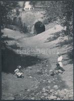 cca 1930 Kerny István (1879-1963): Játék a patak partján, pecséttel jelzett vintage fotó, 23x17 cm