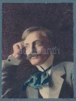 1906 Kerny István (1879-1963) önarcképe, kézzel színezve, kartonra ragasztva, jelzés nélkül, a szerző hagyatékából, 10,5x8 cm, karton 20x14 cm