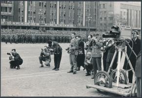 cca 1970 Tóth Miklós: Fotósok (akik Czinege Lajos hadseregtábornok bevonulására koncentrálnak) a tisztavató ünnepségen, 16x24 cm