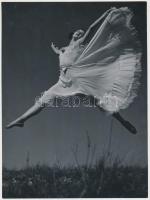 cca 1935 Szendrő István (1908-2000): Szelek szárnyán, pecséttel jelzett vintage fotóművészeti alkotás, 23x17 cm