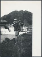 cca 1930 Széchenyi Zsigmond (1898-1967) vadász, író Möderbruggban nagykakasra vadászott, korabeli negatívról készült későbbi másolat, feliratozva, 24x14 cm