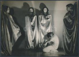 cca 1930-1940 Misztikus színpadi jelenet Szentpál Olga tánccsoportjáról, 17x23 cm