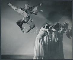 cca 1930-1940 Leichtner Erzsébet felvétele Szentpál Olga tánccsoportjáról, pecséttel jelzett vintage fotó, 17x21 cm