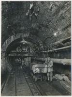 cca 1950 Járai Rudolf: Gáspár Teréz csillés a metró alagútban, melyet még téglából építettek a kezdet kezdetén, pecséttel jelzett, 12x9 cm