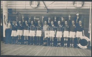 cca 1935 A Genova nevű hajó fedélzetén egy focicsapat karlendítéssel köszönti a győzelmét, 13x22 cm