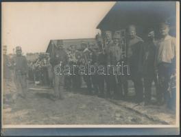 cca 1916-1918 Orosz hadifoglyok, kezükben a gyermekeiknek készített játékok, faragványok, 18x24 cm