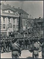 cca 1960 Vázsonyi Miklós: Kecskeméti katonai felvonulás április 4-én, 24x18 cm