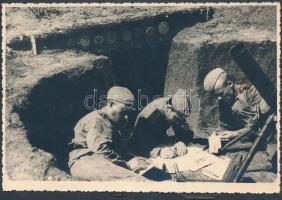 cca 1944 Orosz katonák a lövészárokban, az aknavető árnyékában postabontás, levélírás idején, oroszul feliratozott (propaganda?) fotó, 12x17 cm