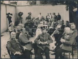 cca 1930 Katonatisztek társasági élete egy vendéglő kertjében, 18x24 cm