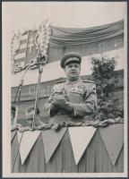 1949 Tisztavatási ünnepség a Honvéd Kossuth Akadémián, a mikrofonnál Farkas Mihály honvédelmi miniszter, a fotón látható még Kádár János is, feliratozva, 18x13 cm