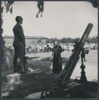 1960 Berlin, a hidegháború idején, ismét megáldják a fegyvereket, németül feliratozott sajtófotó, 18x18 cm