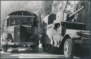 cca 1960 Korhű katonai járművek a II. világháborúból, a Mussolini végnapjai című olasz film forgatásán, 16x24 cm