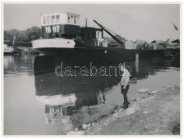 cca 1935-1940 Reich Péter Cornel: Regensburg nevű uszály az újpesti kikötőben, pecséttel jelzett vintage fotó a szerző hagyatékából, 24x18 cm