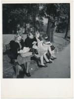 cca 1935-1940 Reich Péter Cornel: Szobalányok hétvégi kimenője, pecséttel jelzett vintage fotó a szerző hagyatékából, 24x18 cm