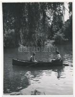 cca 1935-1940 Reich Péter Cornel: Romantikus csónakázás a Városligeti tóban, pecséttel jelzett vintage fotó a szerző hagyatékából, 24x18 cm