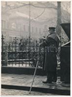 cca 1930-1936 Gaál Margit: Utcaseprő,  jelzetlen vintage fotó, a szerző hagyatékából, 24x17 cm