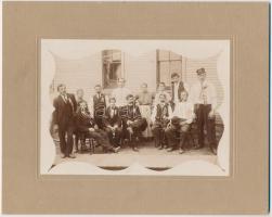 1909. szeptember 6. Amerikás magyarok csoportképe, a felirat szerint valamilyen zászlós menetelés után a vezetőséget ábrázolja, a felvételt M. Kovács (vélhetően szintén magyar fényképész) készítette a pennsylvániai Uniontown városában, fotóméret 13x18 cm, karton 20x25 cm