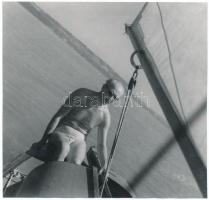cca 1960 Tudósítás egy balatoni vitorlás fedélzetéről, jelzetlen kép Kotnyek Antal (1921-1990) fotóriporter hagyatékából, 18x19 cm