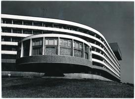 cca 1980 Gebhardt György (1910-1993): Budapest, SZOT üdülő a Rózsadombon, jelzetlen vintage épületfotó a szerző hagyatékából, 18x24 cm