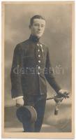 cca 1900 Divald műtermében készült fénykép karrierje kezdetén levő fiatal katonáról, akinek már egy kitüntetése is van, hidegpecséttel jelzett, 20x11 cm