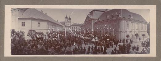 cca 1900 Székesfehérvári ünneplő tömeg, panorámakép a város főteréről, képméret 5,5x16,5 cm, karton 12,5x25 cm