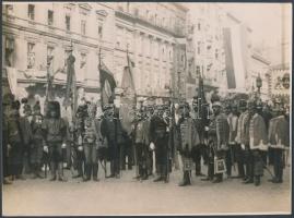 cca 1936 Budapest, valamilyen ünnepségre felsorakozott huszár bandériumok képviselői különféle egyenruhákban, különféle zászlókkal, 18x24 cm