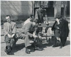 1957 Lengyel Gábor: Tavaszi sakkparti, feliratozott, kiállítási emlékjeggyel ellátott vintage fotóművészeti alkotás, 21x25 cm