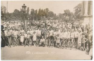 1924. július 23. Budapest, Millenniumi emlékműnél az MTK kerékpárosai a virágkorzó alkalmából, középen egy velocipéd is látható, a háttérben pedig a Városligeti tó hídja, fotólap, 9x14 cm