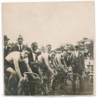 1921. július 24. Budapest kerékpáros bajnokságán induló versenyzők és az edzők, a rajtvonalnál, feliratozott sportfotó, 8x8 cm